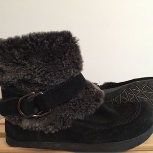 Earth brand “reverse sole” comfy, cozy black suede and faux fur booties! CUTE!